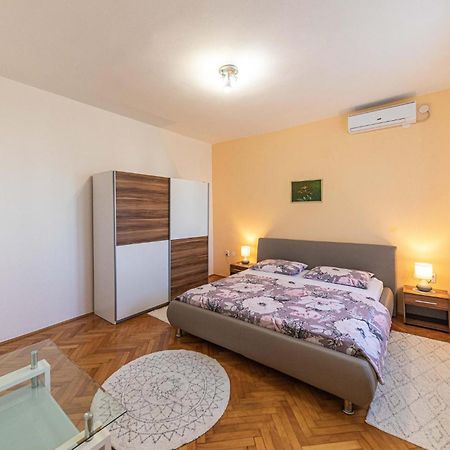 Lovely Apartment In Kastel Kambelovac With Wifi Kaštela المظهر الخارجي الصورة