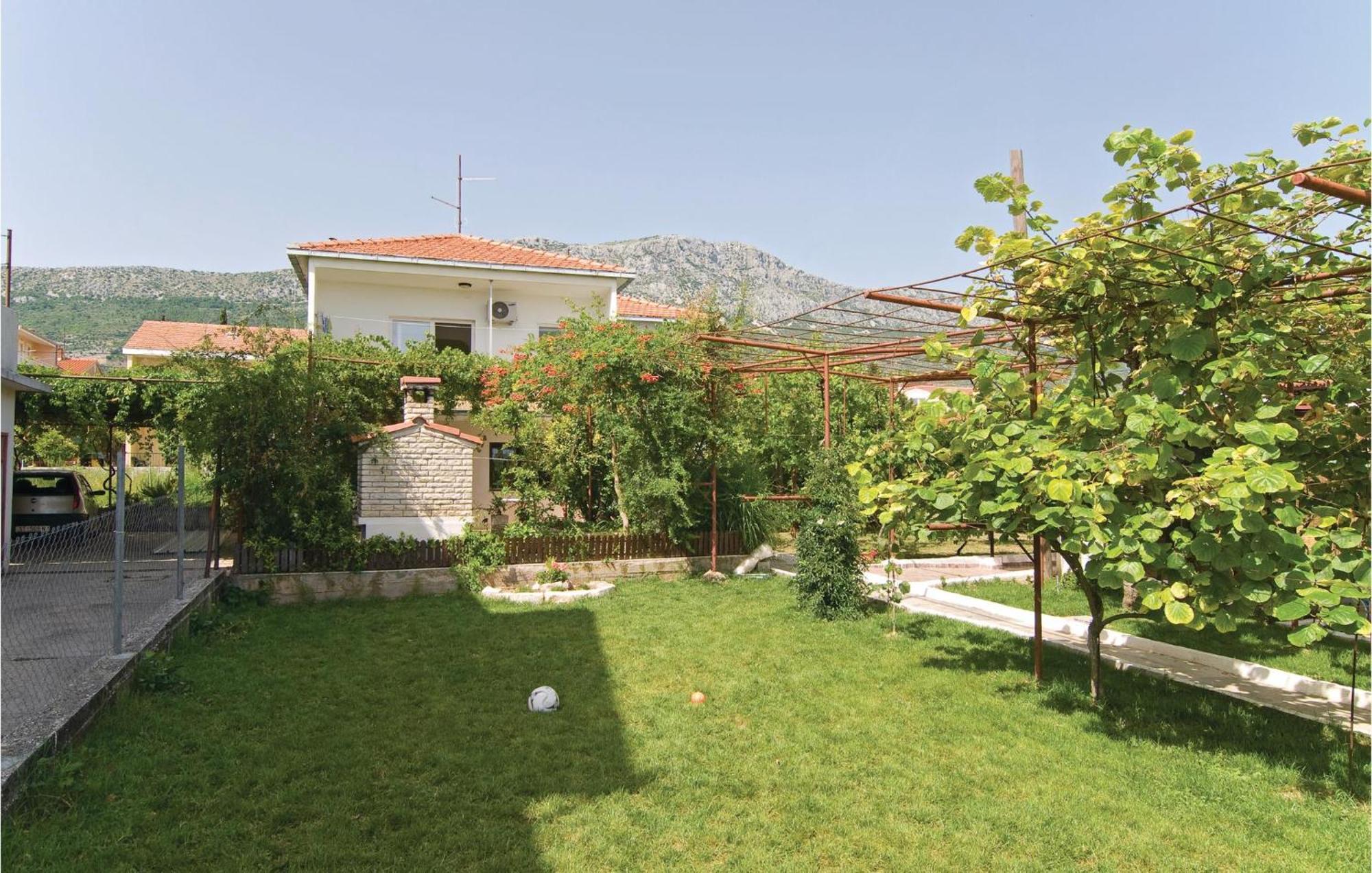 Lovely Apartment In Kastel Kambelovac With Wifi Kaštela المظهر الخارجي الصورة